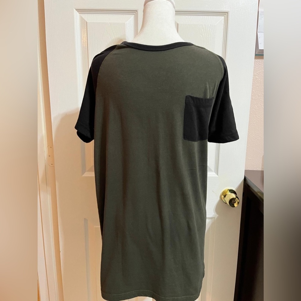 (H) Dikotomy black and gray t-shirt with pocket